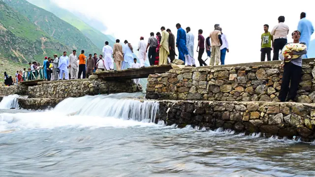 جھیل کے دہانے پر واقع پل کو پار کرنے کے لیے اپنی باری کا انتظار کرنا پڑتا ہے۔ 