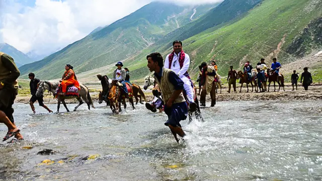 یہ نادر شاہ کی فوجوں کی حملہ نہیں، بلکہ جھیل کے گرداگرد چکر لگانے کے شوقین افراد کا لشکر ہے۔ 