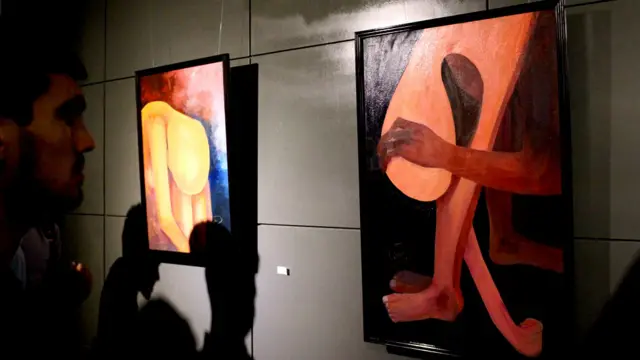 در کابل در لا‌به‌لای رویدادهای سیاسی و هشدارهای امنیتی، نمایشگاه آثار نقاشی زیر عنوان "آبرون" که به موارد خشونت و تبعیض علیه زنان افغان اختصاص دارد، برگزار شد.