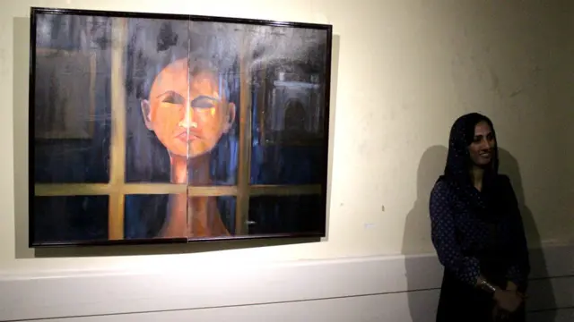 جهان‌آرا رفیع، نقاش افغان گفت که کارهایش بازتاب وضعیت اجتماعی زنان افغان است که همچنان با خشونت، تبعیض و تعصب در جامعه افغانی دست به گریبان هستند.