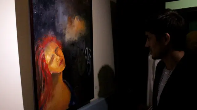 دانشجویان، هنرمندان و فعالان مدنی برای دیدن این نمایشگاه آمده بودند.