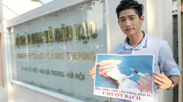 Ngày càng có thêm nhiều người dân biểu đạt ý kiến giống như người thanh niên trong hình cầm giấy phản đối Bộ Giáo dục, Đào tạo 