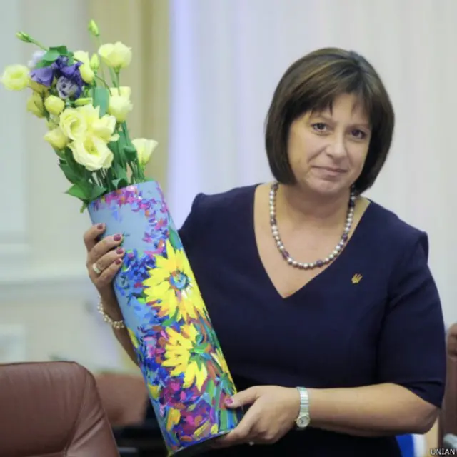За "подвиг на фінансовому фронті" міністр фінансів Наталія Яресько отримала квіти у вазі, зробленій із гільзи від снаряду