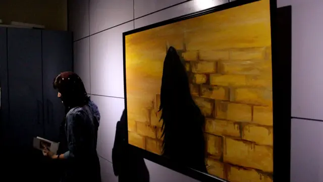 زنان در افغانستان در سال‌های پس از طالبان پیشرفت‌هایی داشته‌اند اما این پیشرفت‌ها محدود خوانده شده و زنان و دختران جوان در نقاط دور از بزرگ‌شهرها همچنان از خشونت‌های خانوادگی شکایت دارند.