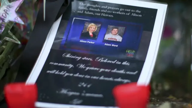 24歲的女記者艾利森·帕克爾和27歲的攝影師亞當·瓦爾德周三在做電視直播採訪時被人開槍打死