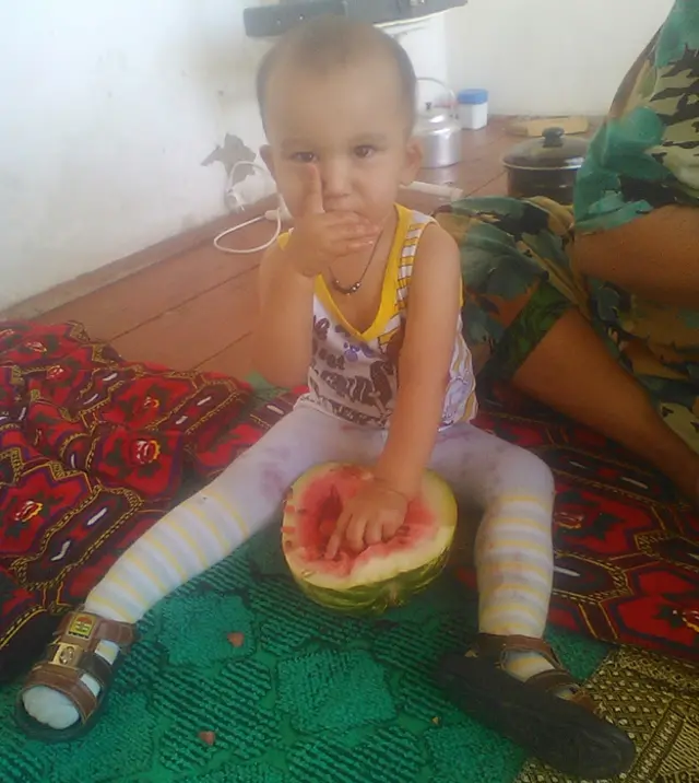 Ребенок с арбузом