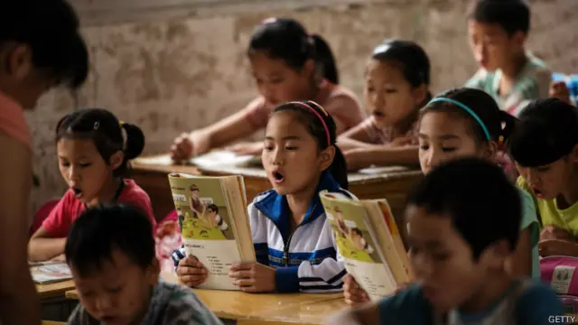 Школьники читают учебник