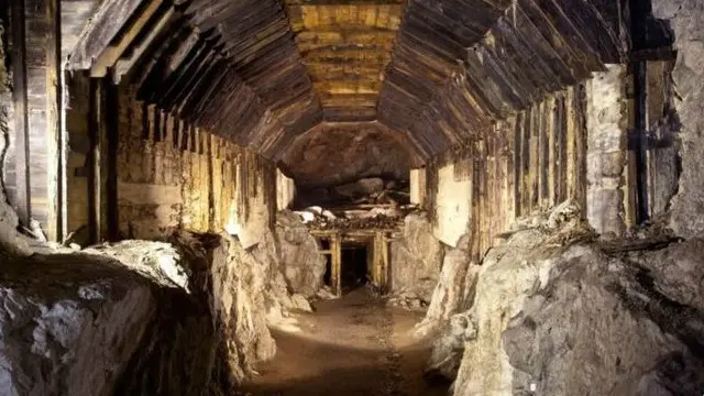 இது போன்ற பல குகைகளை வால்ப்ரைக் பகுதியில் நாஜிக்கள் கட்டிவைத்திருந்தனர்.