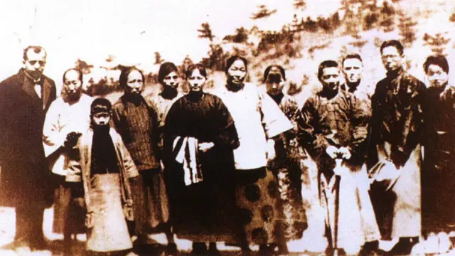 民国14年（1925年）4月，宋庆龄﹑宋美龄等人在紫金山为中山先生选墓址，照片中包括马坤﹑何香凝﹑宋庆龄﹑倪桂香﹑宋美龄﹑宋子安﹑宋子文等人。