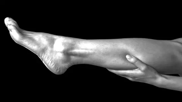 Una persona que se agarra la pierna