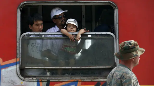 জার্মানির উদ্দেশ্যে ট্রেনে উঠে বসেছেন অনেকে