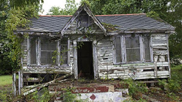 10 años después del paso de Katrina, todavía hay viviendas que se encuentran abandonadas.