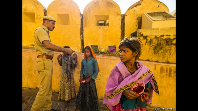 बिंदी बेचती लड़की, जयपुर, राजस्थान, जूलियन ली