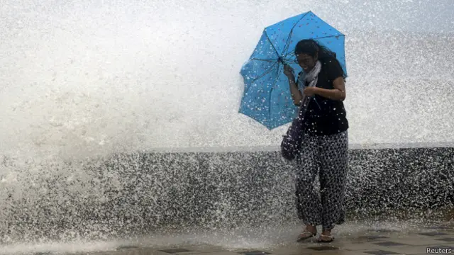 मुंबई में उफान पर है समुंदर