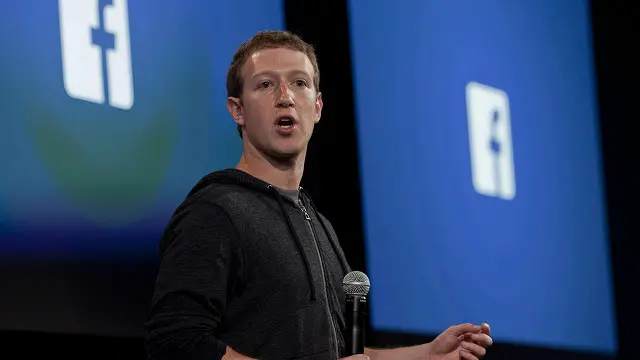 د فیسبوک بنسټګر مارک زوکربیرګ اریزونا ایالت ته تللی، چې د بې پیلوټه الوتکې لومړی سفر وګوري، مشر انجینر جې پاریخ سومرسټ هم څو ځلې د الوتکې د پرمختګ لپاره هلته ورغلی.