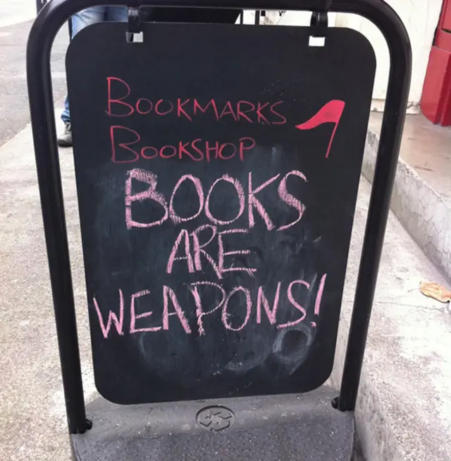 Объявление возле книжного магазина "Книжные закладки"