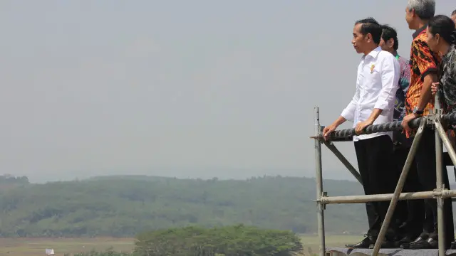 Presiden Jokowi mengatakan tidak boleh ada lagi proyek pembangunan yang mangkrak. 