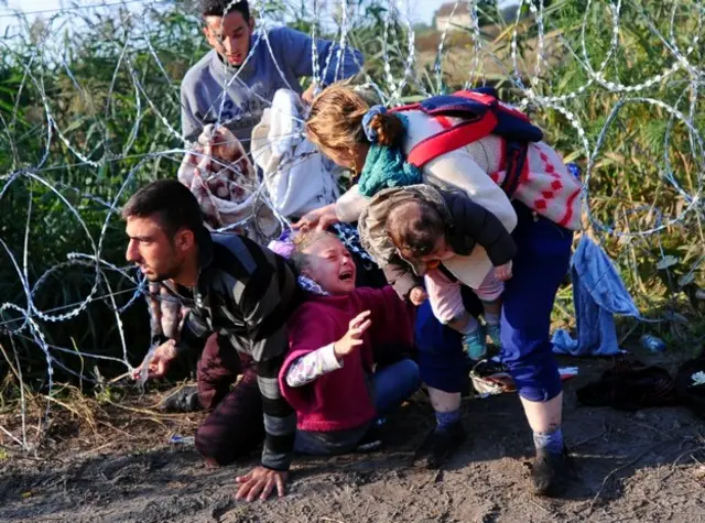 Người Syria chui rào ở từ Serbia vào Hungary