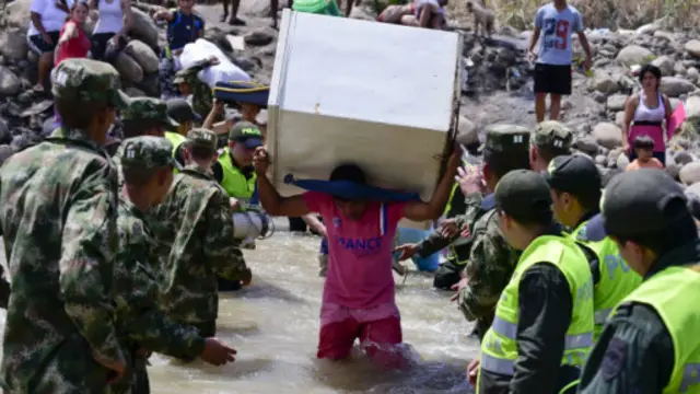 کلمبیا گفته است چند هزار شهروند آن کشور با پای پیاده ناچاز از فرار از ونزوئلا شدهاند