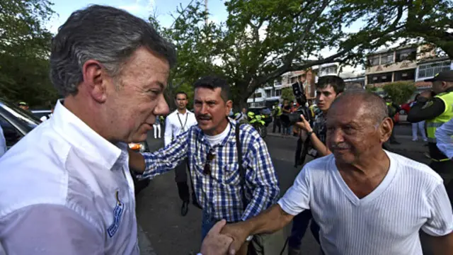 سانتوس (چپ) به اتخاذ موضع انفعالی در برابر ونزوئلا متهم شده است