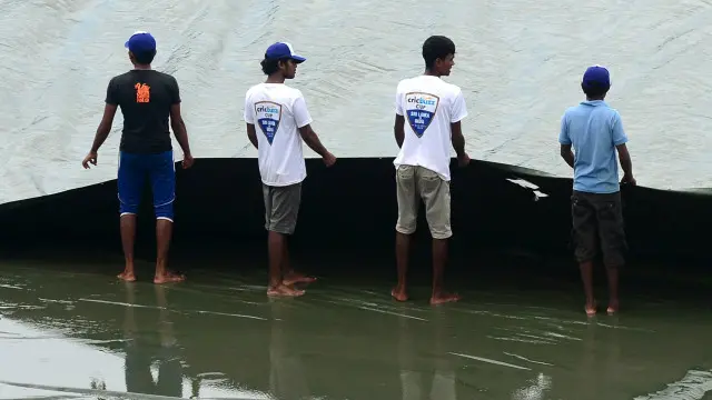 بارش کی وجہ سے کھانے کا وقفہ بھی جلد کیا گیا لیکن اس کے بعد بھی دن بھر کھیل ممکن نہیں ہو سکا