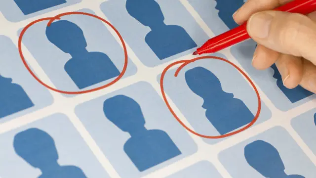 Una persona encerrando figuras en un dibujo