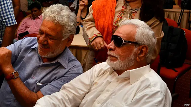 فلم دماغ کا دہی میں ان کے ساتھ اوم پوری ہیں