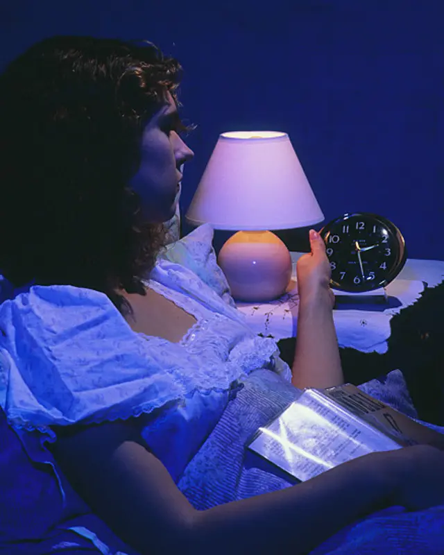 Una mujer viendo un reloj