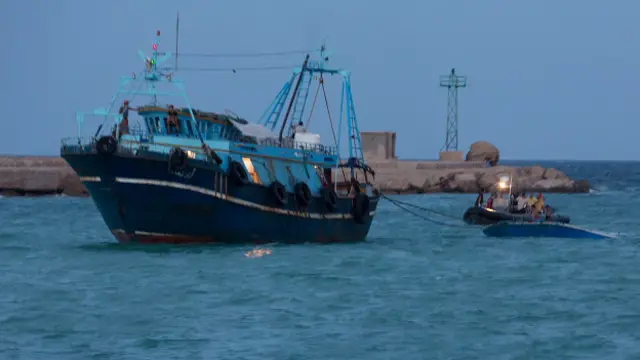 Naúfragos son remolcados de regreso a Zawara