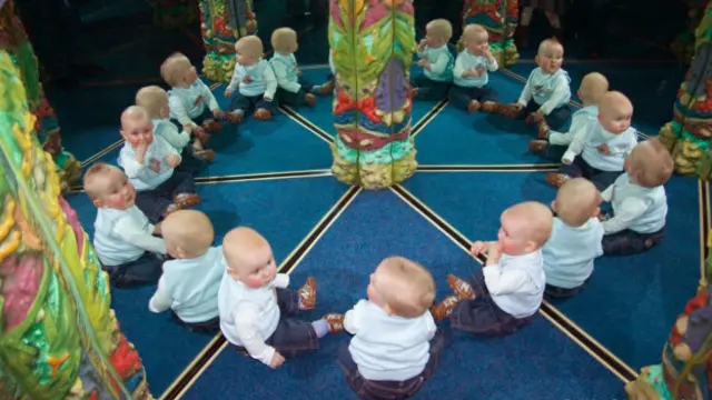 Uno de los muchos laberintos de espejos de Fisher