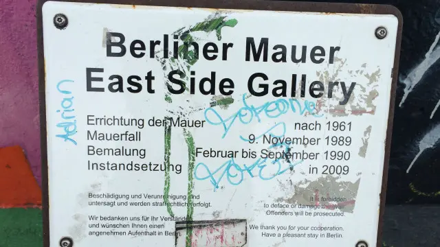 Châu Âu vừa kỷ niệm Bức tường Berlin sụp đổ thì đã có các hàng rào mới