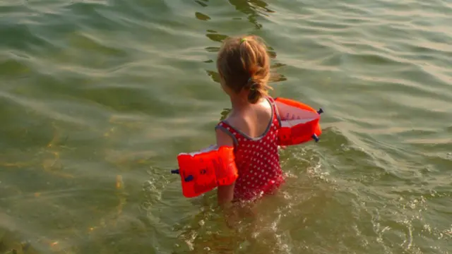 Ребенок купается в море