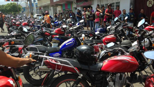 Motorizados haciendo cola en Venezuela