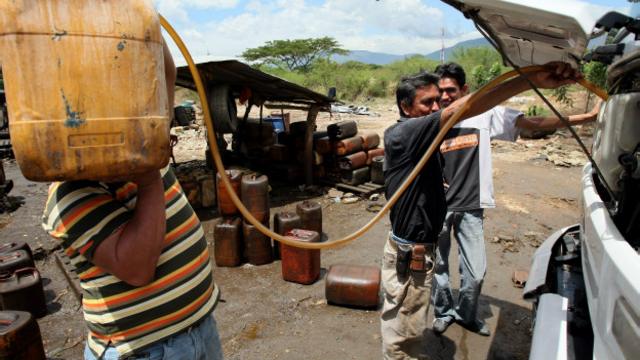 Gasolina de contrabando en la frontera entre Colombia y Venezuela