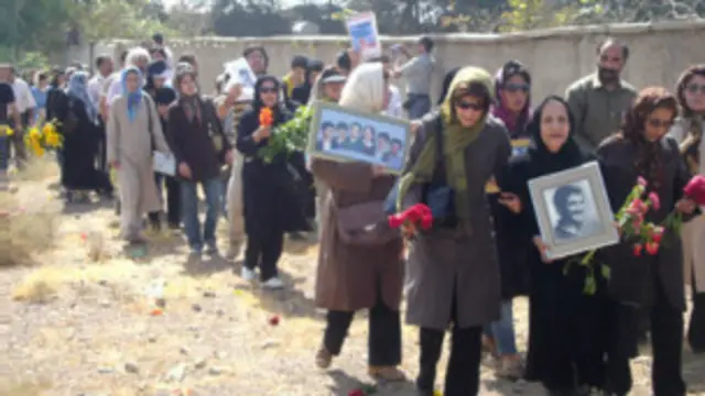 خانوادهها و نزدیکان اعدامشدگان دهه شصت همه ساله مراسمی در گورستان خاوران برگزار میکنند که گاه با برخورد ماموران امنیتی مواجه میشود