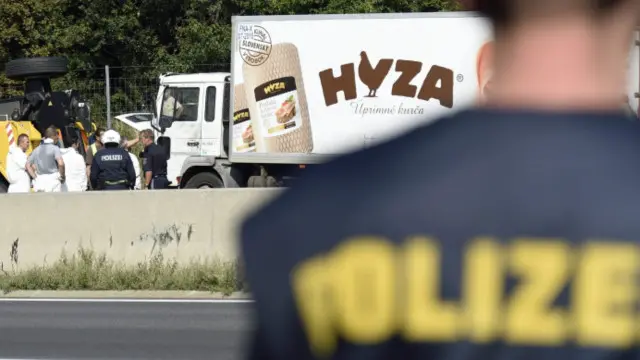 ه اتریش کې پولیسو ۲۴ افغانان د يوه سرپټي باروړونکي موټر څخه اېستلي چې وايي نژدې و د هوا له کمښته مړه شي