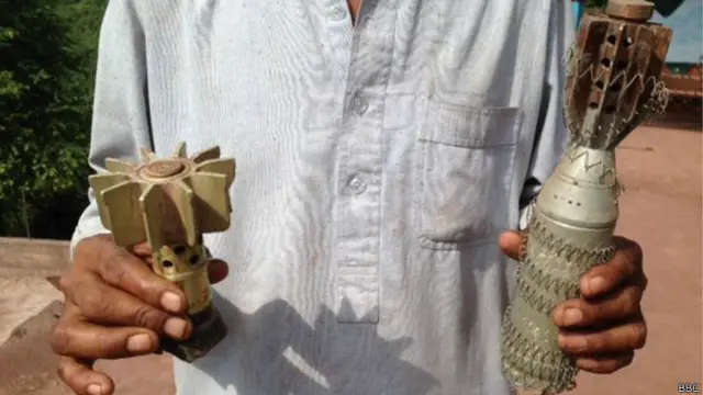 Javad Ahmed con restos de explosivos indios