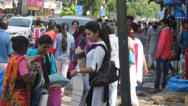 सड़क पर महिलाएं