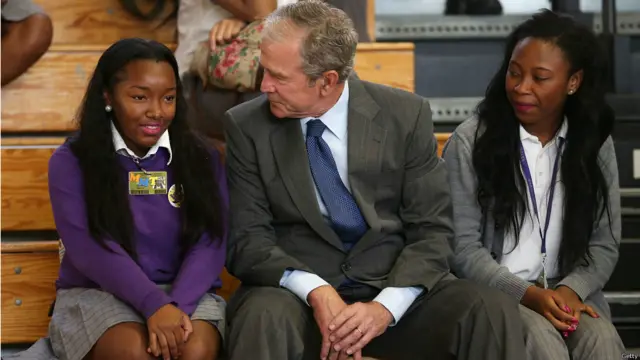 卡特琳娜飓风风灾10年后，美国前总统布什重返这座城市，访问一所中学。