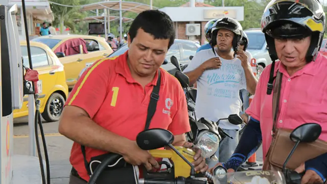 Mototaxista cargando gasolina