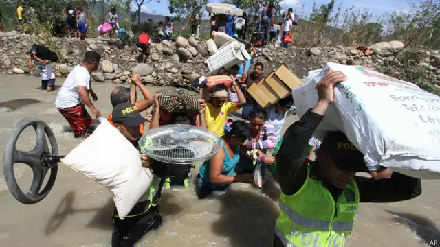 familias colombianas cruzan la frontera entre Venezuela y Colombia