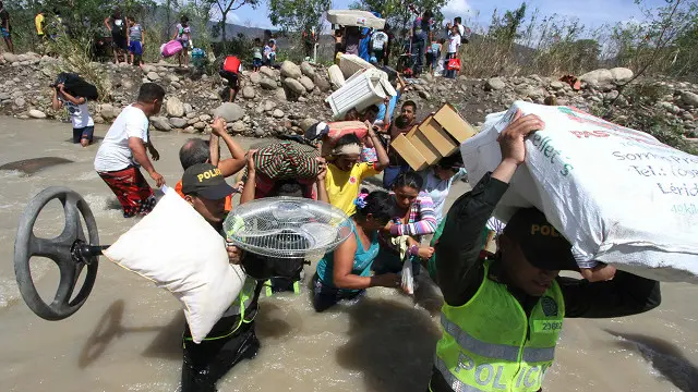 أثناء عبور نهر تاتشيرا الحدودي بين البلدين