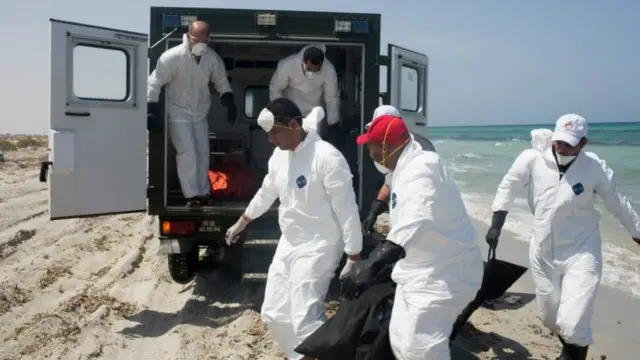 Các nhân viên Trăng lưỡi liềm đỏ ở Libya đang tiếp tục tìm kiếm 100 người mất tích trong vụ lật tàu ngoài khoải Libya