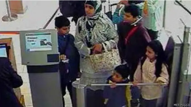 Zaheera Tariq dan empat anaknya yang masih kecil terekam di CCTV di Bandara London City