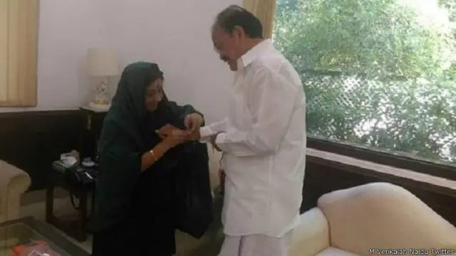 सुषमा स्वराज वैंकय्या नायडू को राखी बांधते हुए