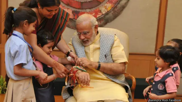 रक्षाबंधन पर राखी बंधवाते मोदी