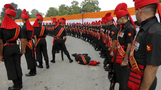 1965 جنگ کے حوالے سے شروع ہوئی تقریبات کے دوران ایک فوجی بے ہوش ہو کر گر گیا۔ 