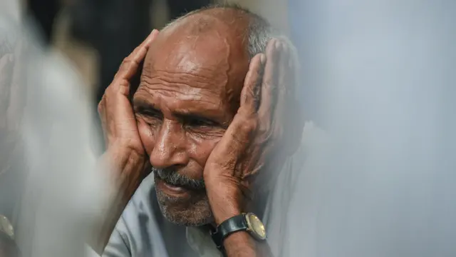 مگر ان سابق فوجیوں کو لگتا ہے کہ ان کے بہادری کے تمغے حکومت کے لیے بے معنی ہو گئے ہیں۔ 