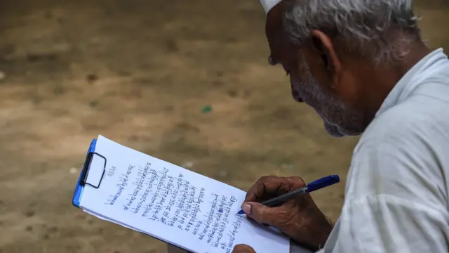 73 سالہ منہدر سنگھ اس موقعے پر وزیر اعظم نریندر مودی کو ایک خط لکھ رہے ہیں جس میں ان کا کہنا ہے کہ ان کی دی جانے والی پینشن میں گزارا کرنا مشکل ہے۔ 