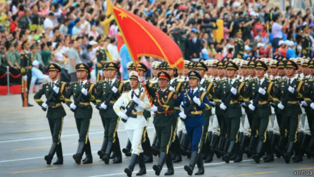 数万群众夹道观看阅兵式演练